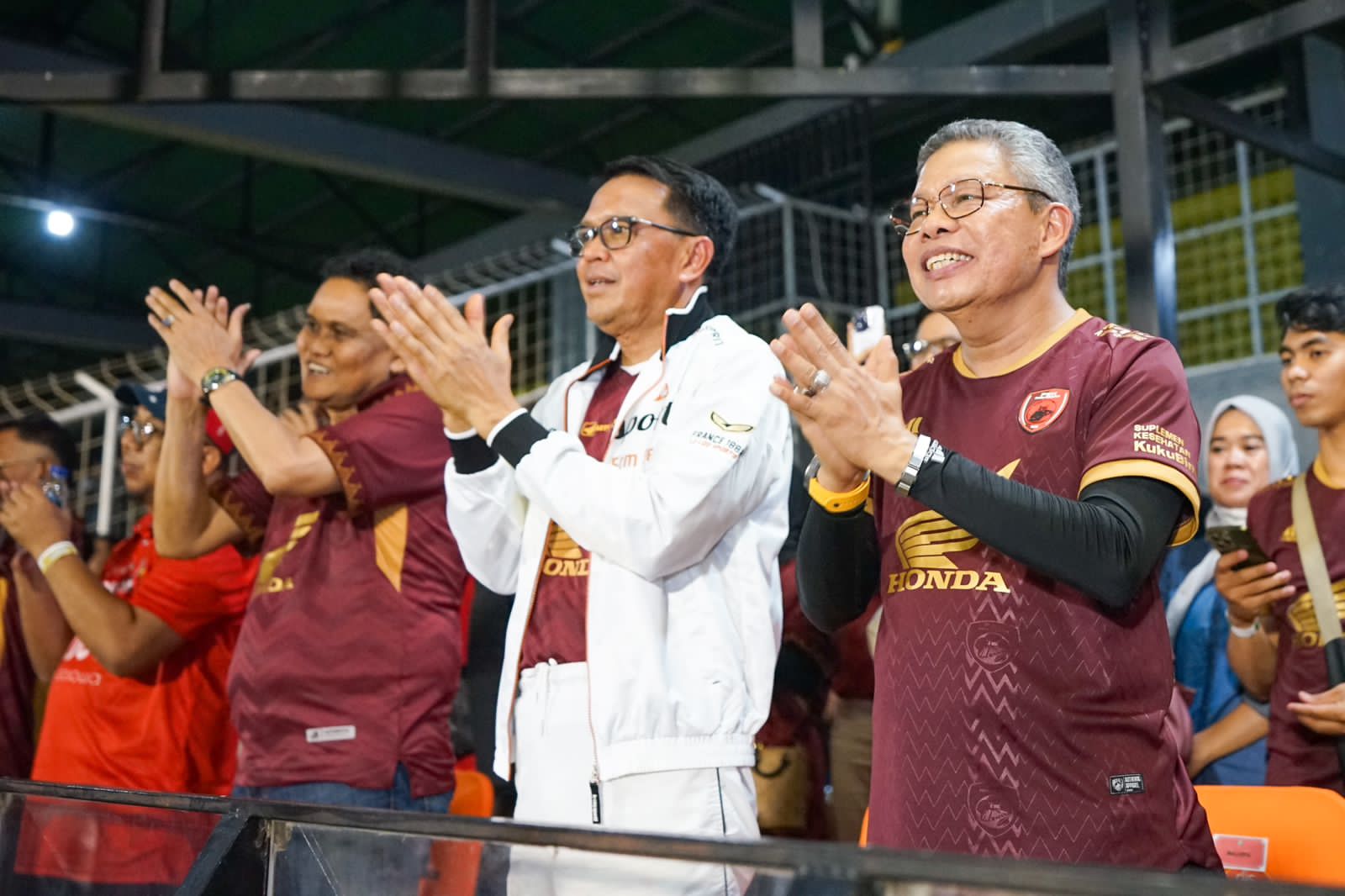 Bersama Nurdin Abdullah Dukung PSM Menang di GBH Parepare, Taufan Pawe Pamit ke Suporter "Hati dan Jiwa Saya Selalu untuk PSM"