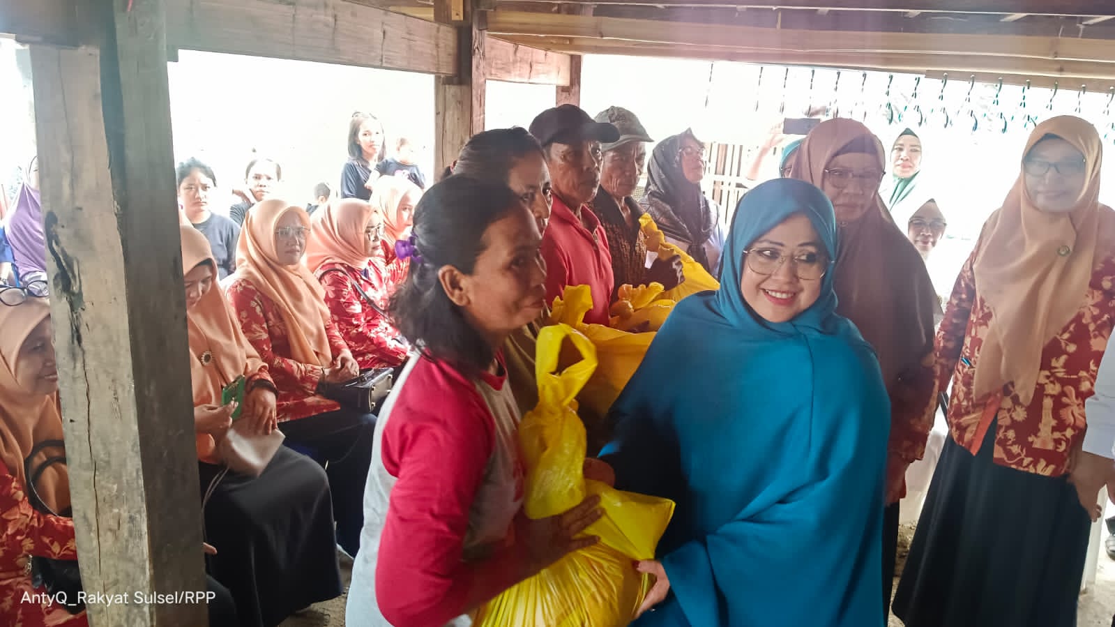 Erna Rasyid Taufan Bersama DWP Parepare Berbagi Paket Sembako ke Masyarakat Kurang Mampu