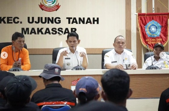 Gelar Rakor Bersama Petugas Kebersihan, Camat Ujung Tanah Tekankan Pentingnya Kerja Sama dalam Menjaga Kebersihan Wilayah 