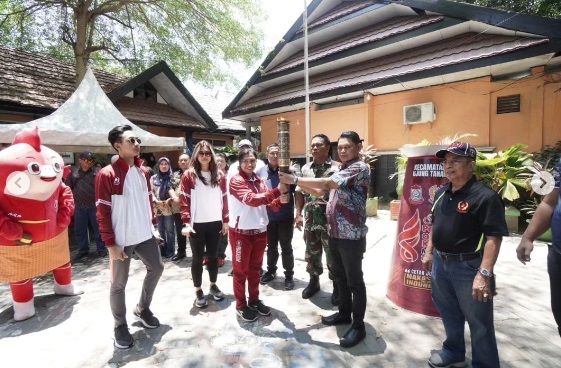 Camat Ujung Tanah Terima Kirab Obor Porkot VIII Makassar 2023