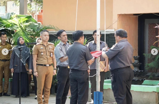 Upacara Bendera, Sekcam Ujung Tanah Ingatkan Seluruh Staf Berikan Pelayanan Terbaik