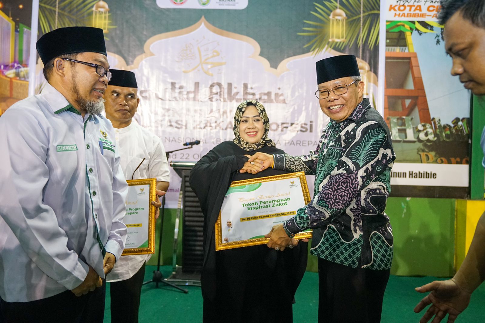 Erna Rasyid Taufan Dianugerahi Baznas Award Tokoh Perempuan Inspirasi Zakat