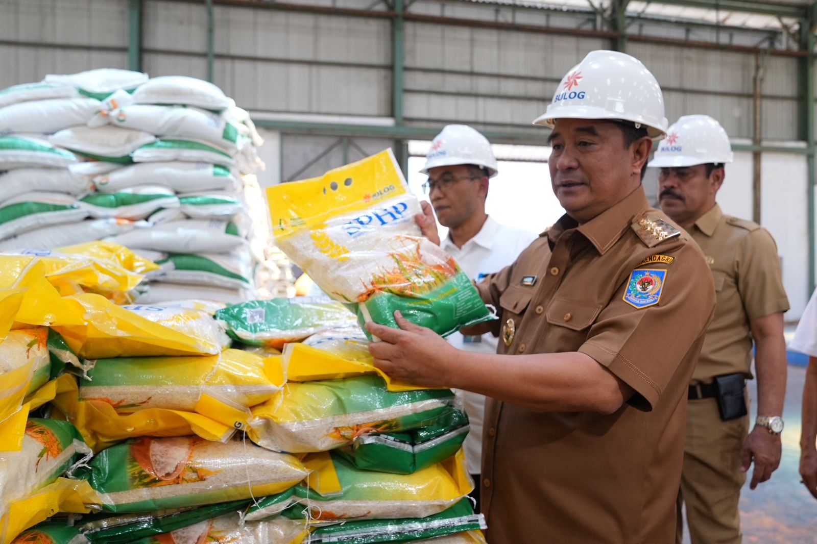 Pj Gubernur Bahtiar Pastikan Stok Beras di Sulsel Aman
