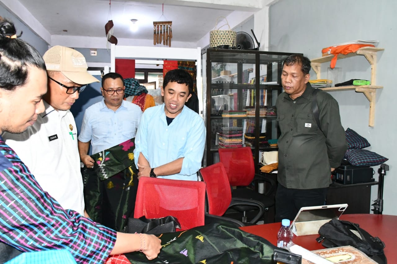 Ajak ASN Gunakan Pakaian Berbahan Kain Tenun Khas Sulbar, Prof Zudan: Dukung Pengembangan Industri Tenun Lokal 
