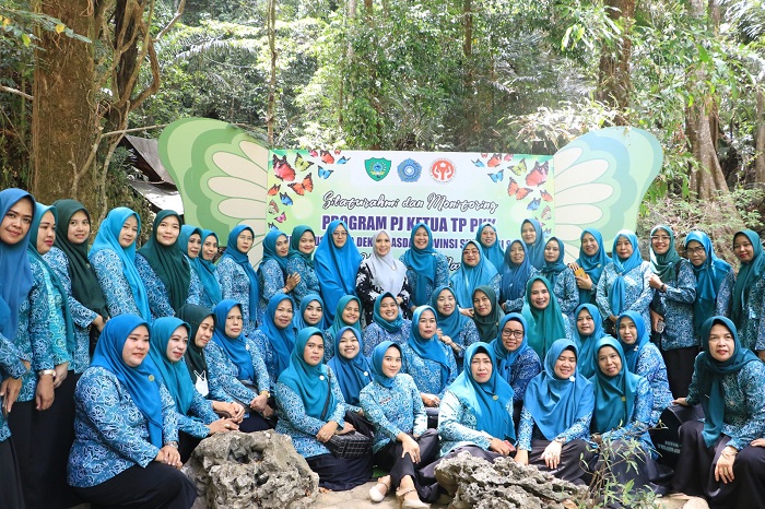 Sofha Marwah Bahtiar Serahkan Bantuan Telur dan Susu di Maros, Untuk Percepat Penurunan Stunting 