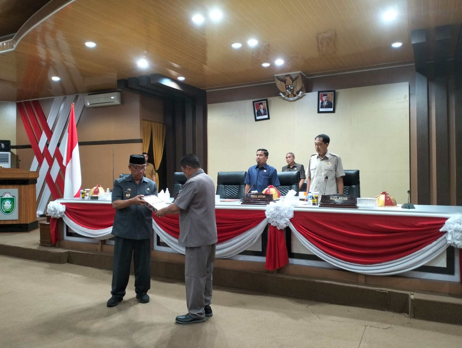 Wawali Parepare Serahkan KUA APBD dan PPAS TA 2024, 8 Prioritas Pembangunan, Pendapatan dan Belanja Berkurang