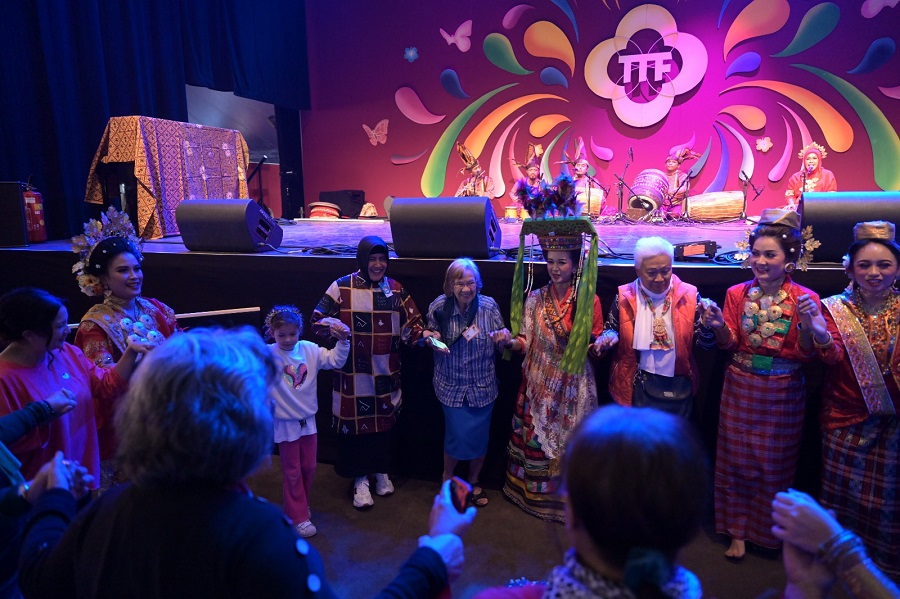 Delegasi Kota Makassar Tampil Memukau di Hari Kedua Tong-Tong Fair Belanda