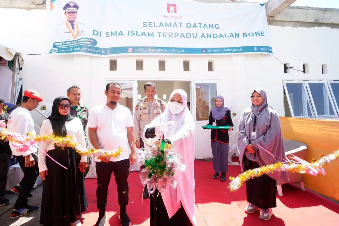 Bersama Ketua PKK Sulsel, Gubernur Resmikan Pembangunan Gedung SMA Islam Terpadu Andalan Bone