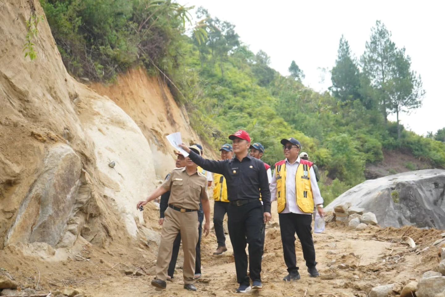 Target Tahun Ini Ruas Jalan Mambi-Malabo Selesai, Warga Berterima Kasih Atas Perhatian Pemerintah