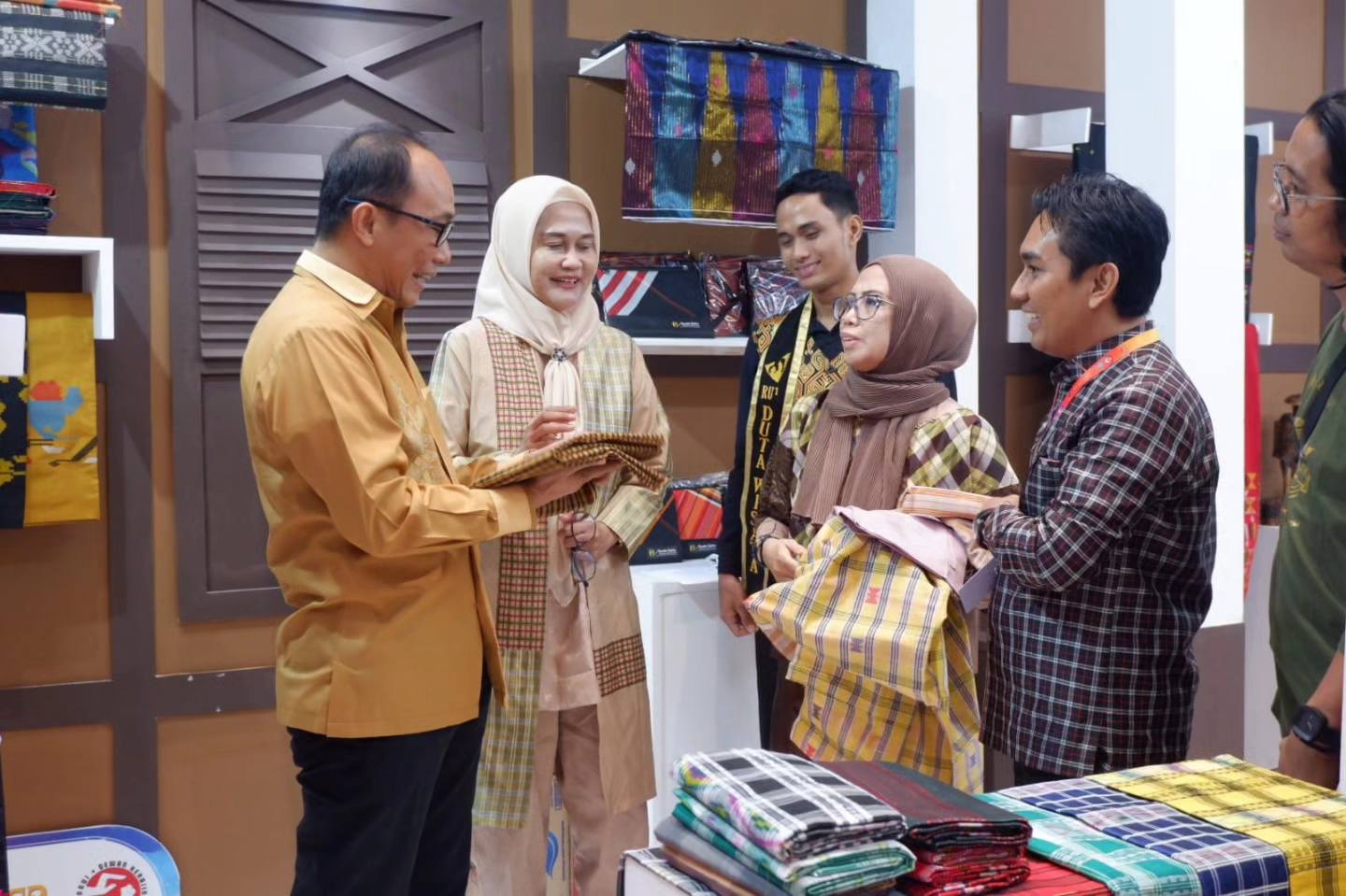 Prof Zudan Bersama Ninuk Triyani Tinjau Stand Pameran Dekranasda Sulbar di JCC