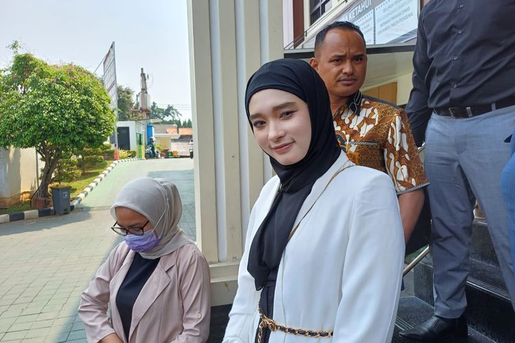 Inara Rusli Sebut Bukan Hal Muda Tampak Ceria di Depan Kamera, Penuh Dengan Gimik