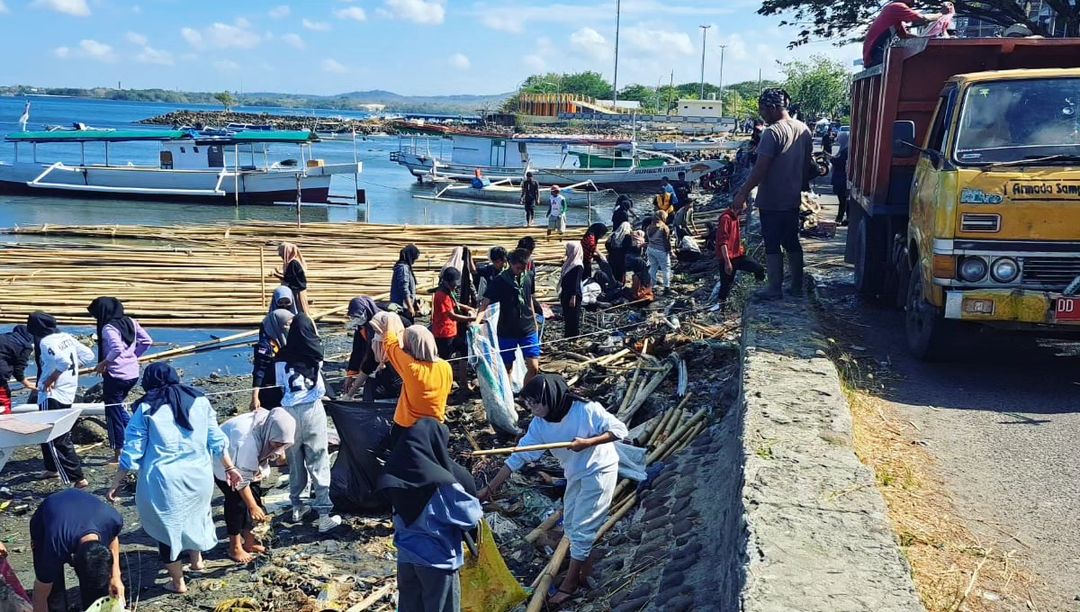 World Cleanup Day, Pemkot Parepare Kolaborasi Komunitas Pencinta Lingkungan Bersihkan Pantai Cempae