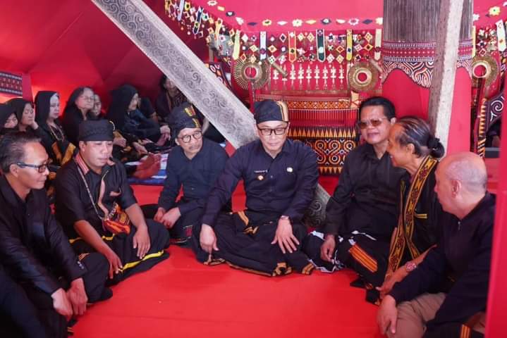 Prof Zudan Hadiri Ritual Pemakaman Adat Rambu Solo