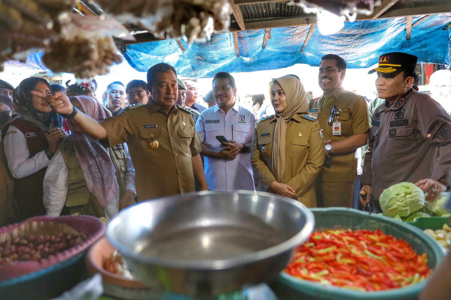 Dampingi Pj Gubernur Sulsel, Fatmawati Rusdi Tinjau Harga Komoditas Pangan di Dua Pasar Tradisional 