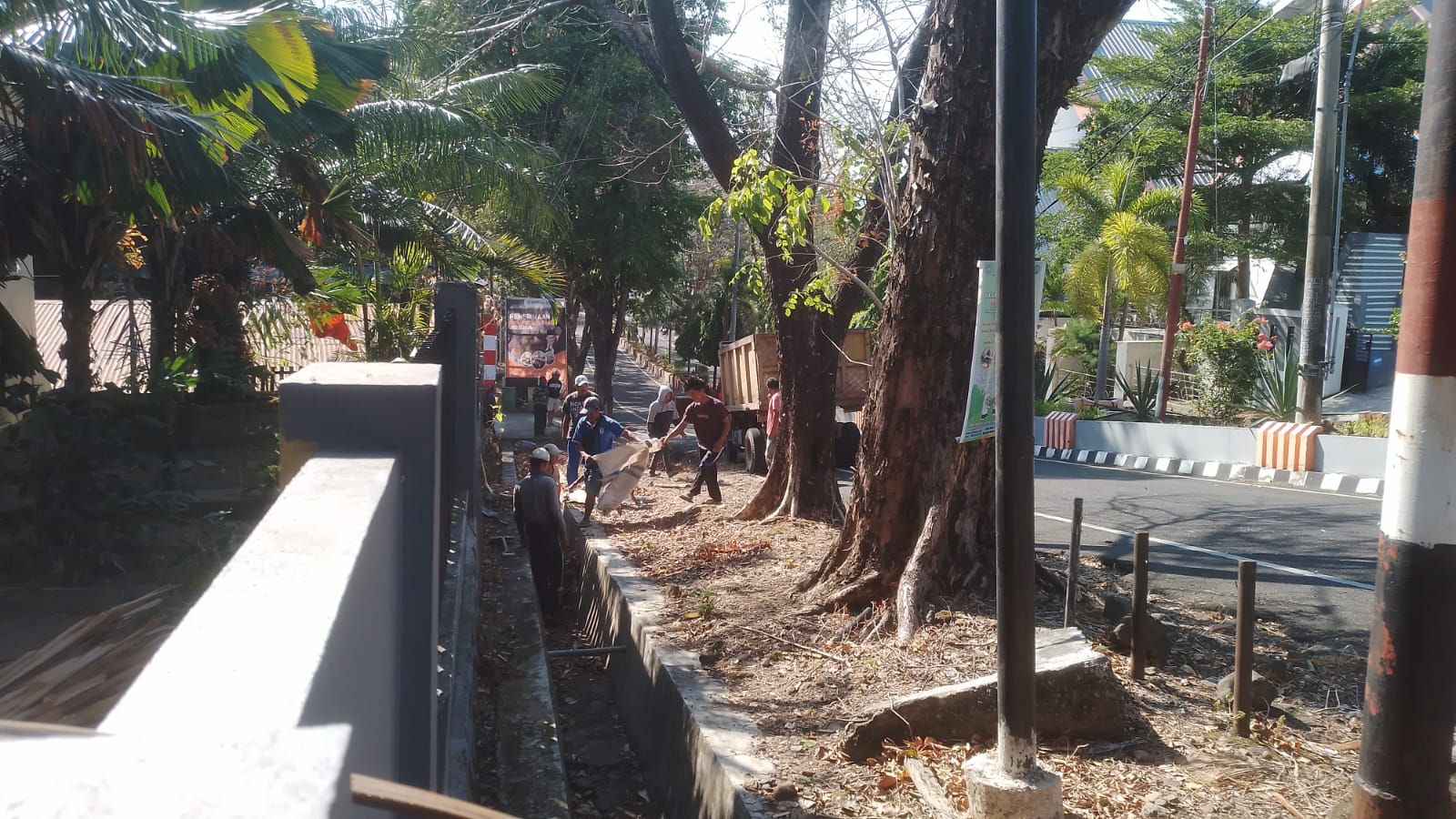Tim Kebersihan DLH Parepare Sisir Bersihkan Selokan Area Perkantoran