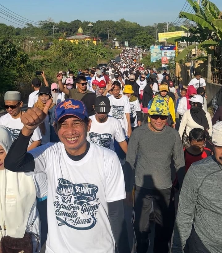Ketua DPRD Rudianto Lallo Bersama Ribuan Orang Ikuti Jalan Sehat Alumni Pesantren Guppi Samata Gowa