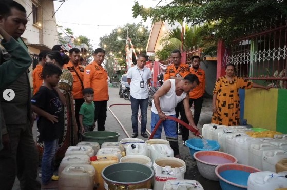 Sekcam Bersama BPBD Makassar Turun Langsung Salurkan 4.400 Liter Air Bersih ke Warga Camba Berua