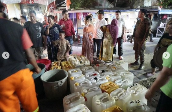 Warga Kesulitan Air Bersih, Camat Ujung Tanah Turun Langsung Distribusikan ke Setiap Kelurahan