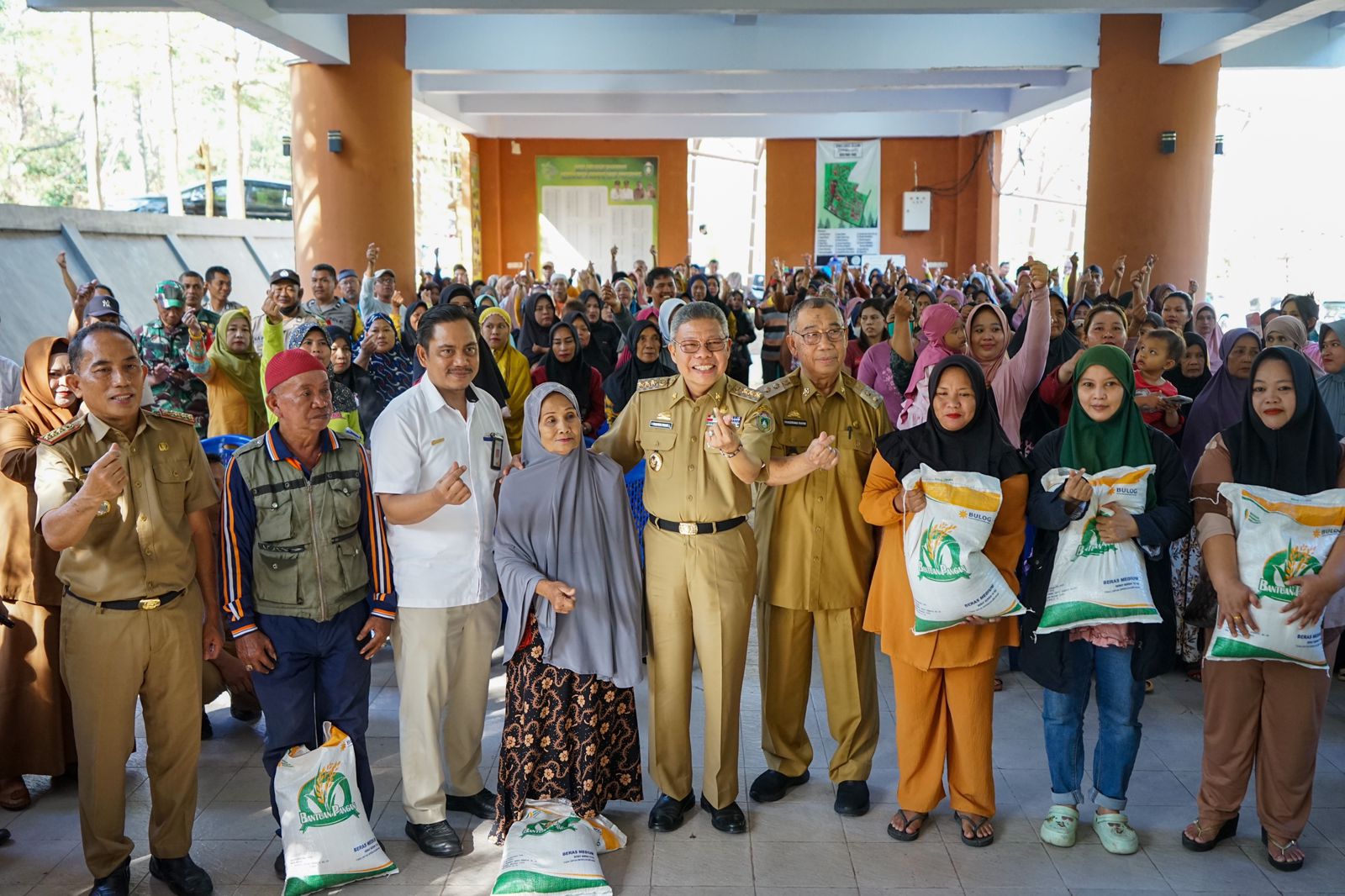 Salurkan Bantuan Beras CPP ke Ribuan KK, Taufan Pawe Tegaskan Pemerintah Selalu Hadir untuk Masyarakat