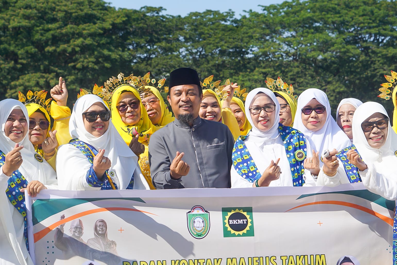 Erna Rasyid Taufan Pimpin Kontingen Parepare Juara Favorit Defile Silaturahmi Akbar BKMT se-Sulsel 