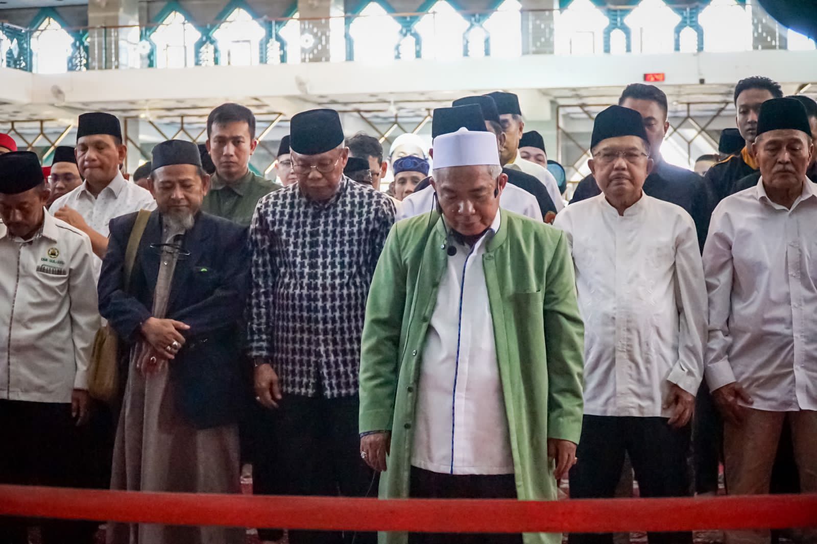 Taufan Pawe Bersama Jusuf Kalla Berada di Shaf Terdepan Salat Jenazah Mantan Gubernur Sulsel Amin Syam