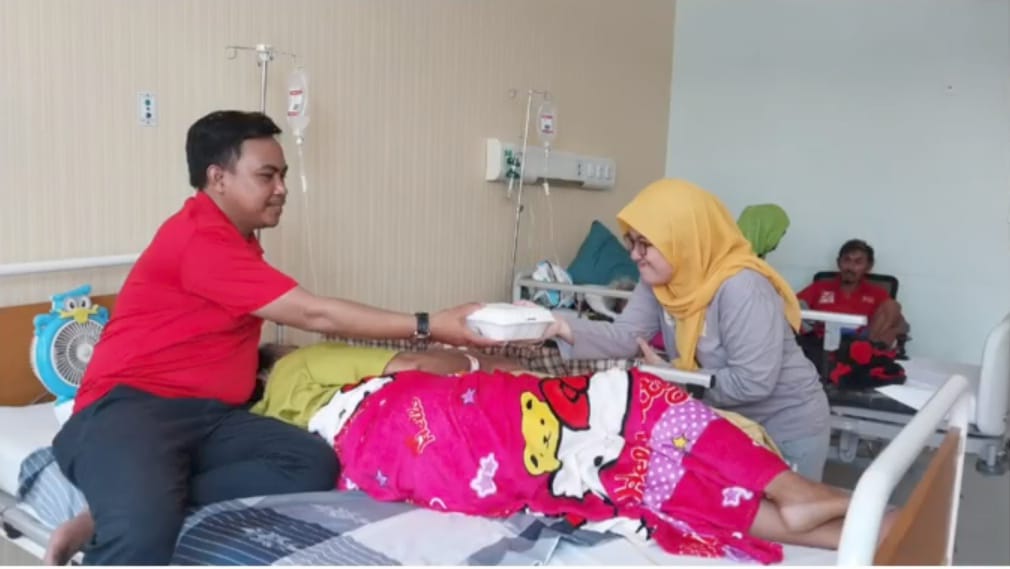 Jumat Berkah, RS Hasri Ainun Habibie Berbagi Kepada Pasien dan Keluarganya 