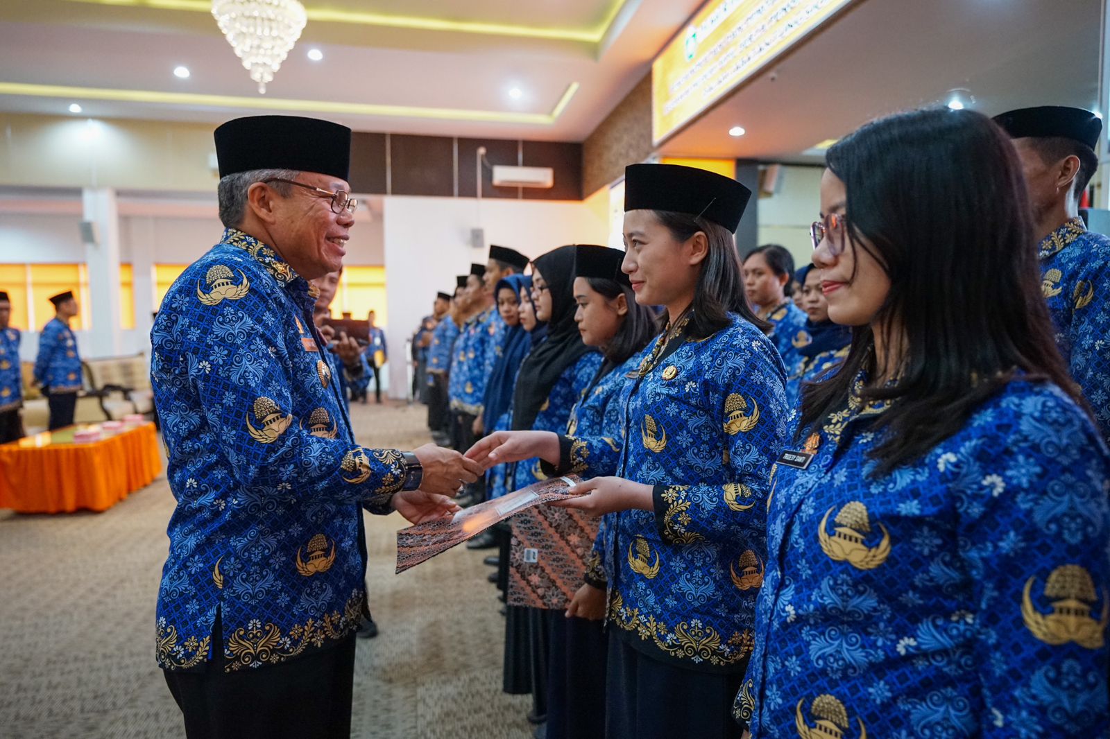 Serahkan SK PNS 2021 dan Angkat Pejabat Fungsional, Taufan Pawe Pesan Profesional dan Berahlak, Jangan Cederai Amanah