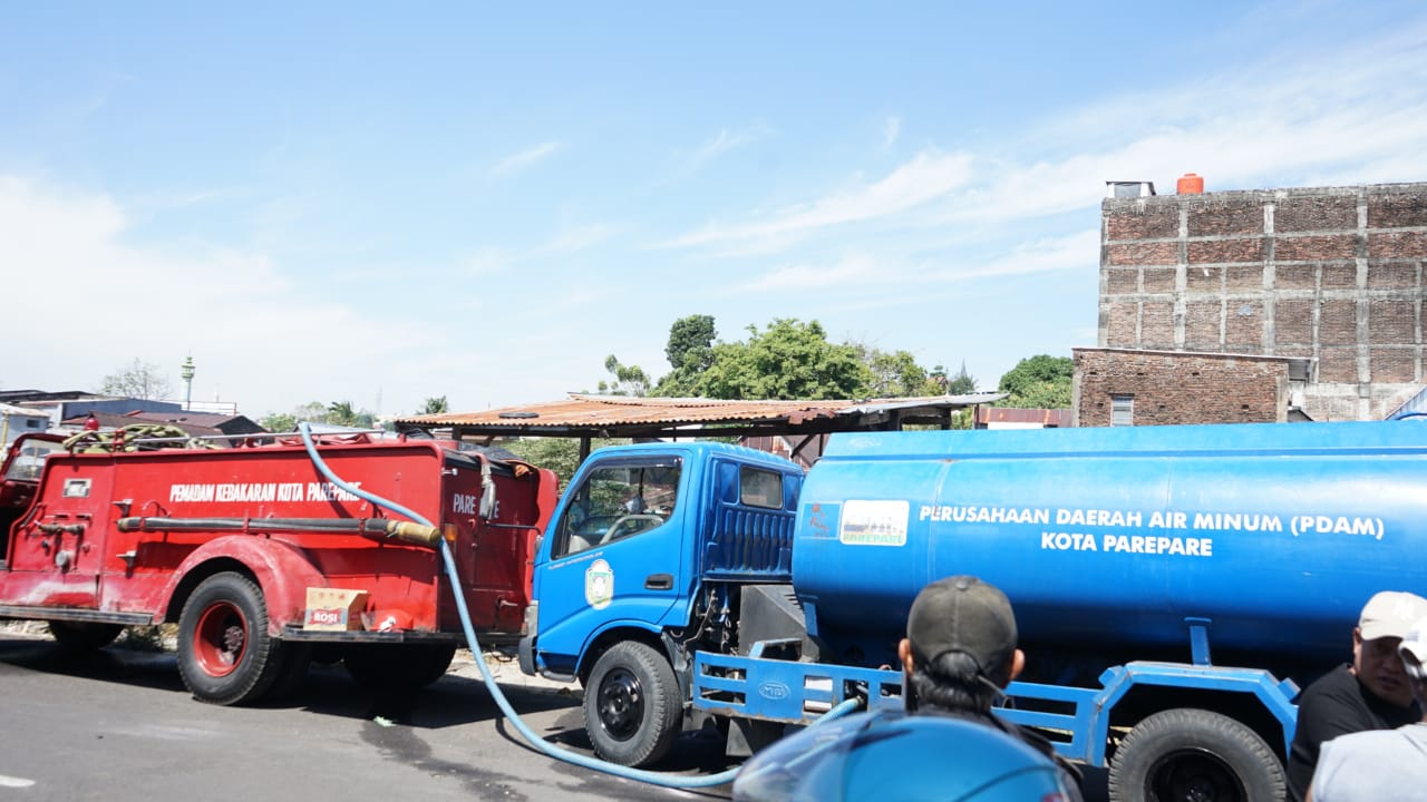 Gerak Cepat, PAM Tirta Karajae Bantu Damkar Parepare Tangani Kebakaran 