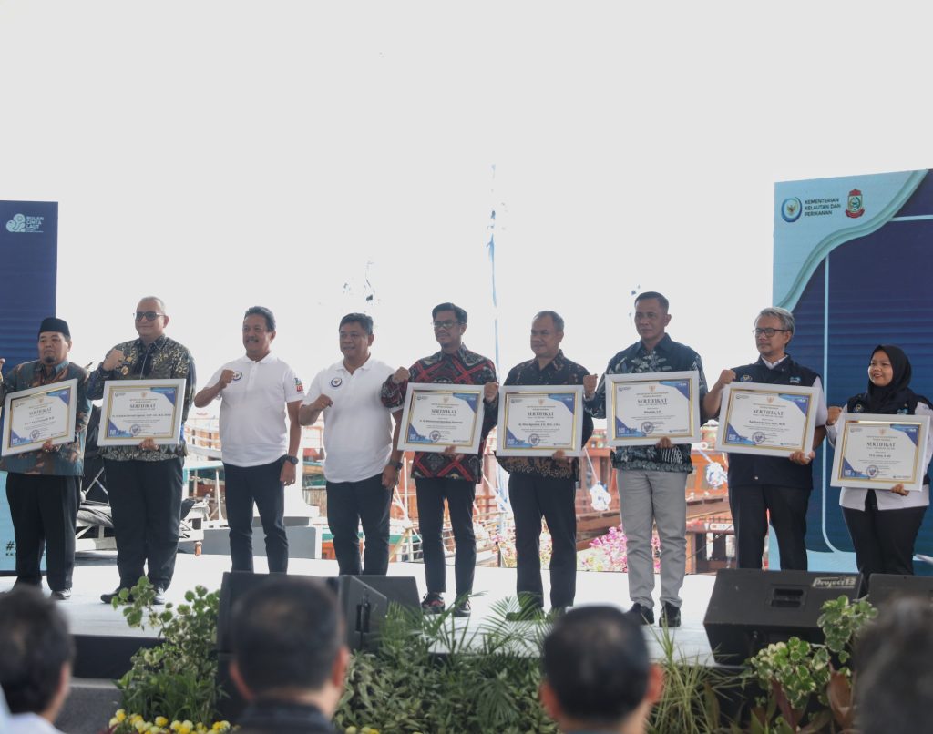 KKP RI Beri Danny Pomanto Penghargaan Tokoh Peduli Masyarakat Pesisir  