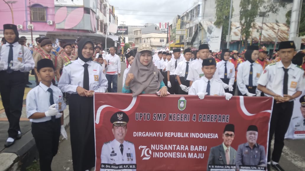 Bisa, Barisan SMPN 4 Parepare Kreatif dan Variatif di Lomba Gerak Jalan HUT Kemerdekaan