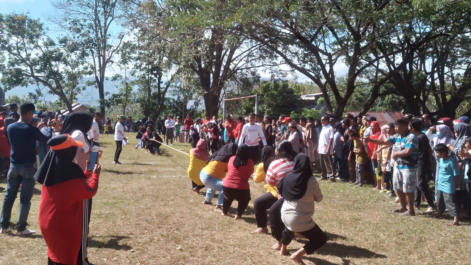 Seru Lomba Tarik Tambang HUT Kemerdekaan, Kelurahan Labukkang Juara 1 Putra, Bumi Harapan Juara 1 Putri 