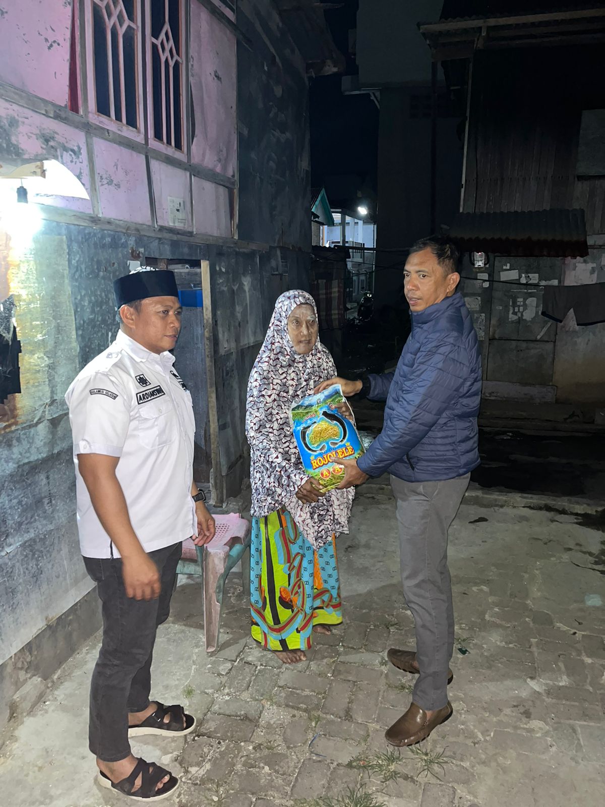 Atensi Pengentasan Kemiskinan, Pj Wali Kota Akbar Serahkan Langsung Bantuan ke Warga Kurang Mampu di Cappa Galung 