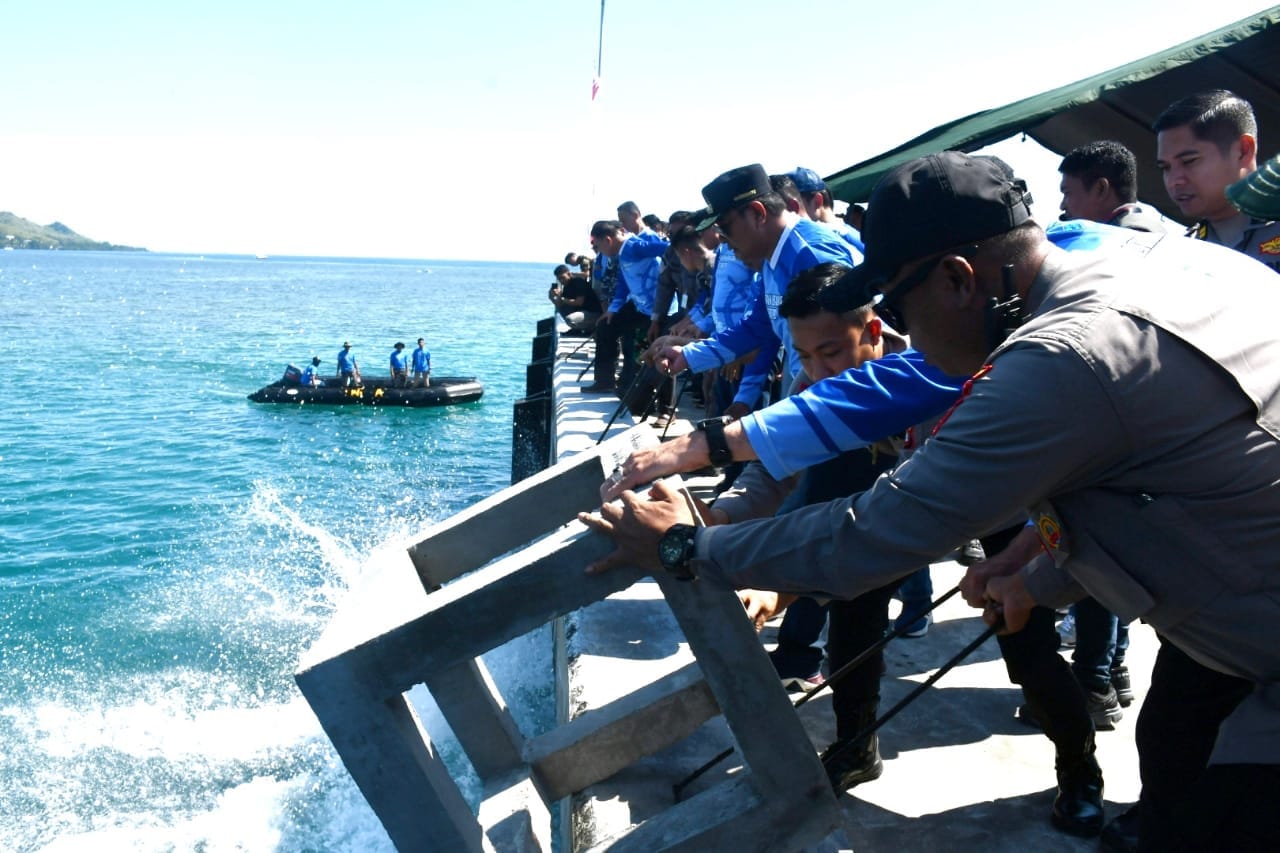 Menjaga Ekosistem Laut Teluk Mamuju, Pj Bahtiar Sebar Rumpon Buatan di Pangkalan TNI AL