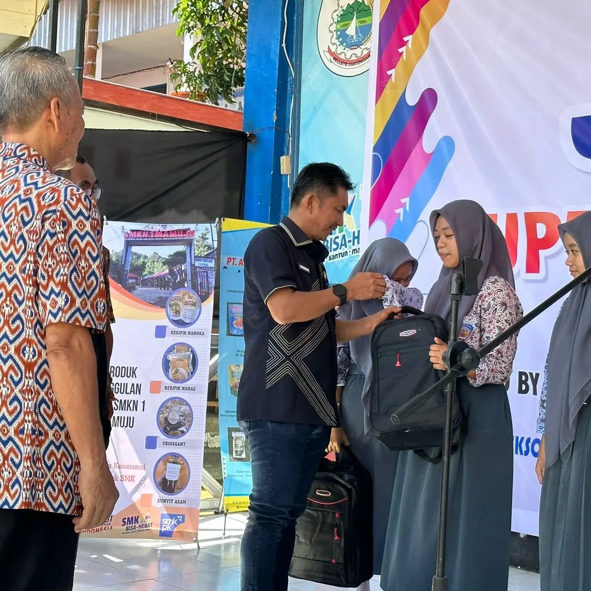 Kadis Dikbud Berikan Bantuan Paket Seragam Sekolah Kepada Siswa Kurang Mampu di SMKN 1 Mamuju