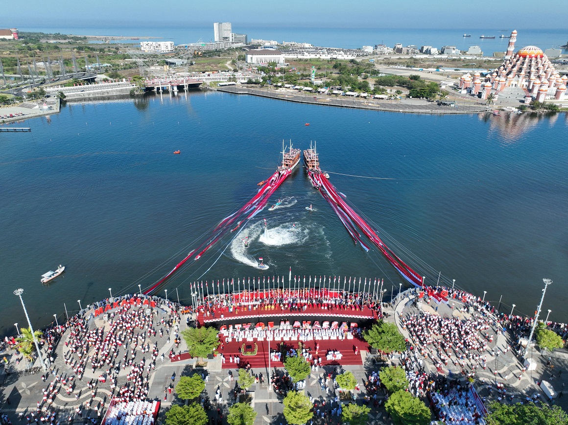 Atraksi Megah Upacara HUT RI di Makassar, 7.900 Meter Bendera Merah Putih Membentang di Pantai Losari