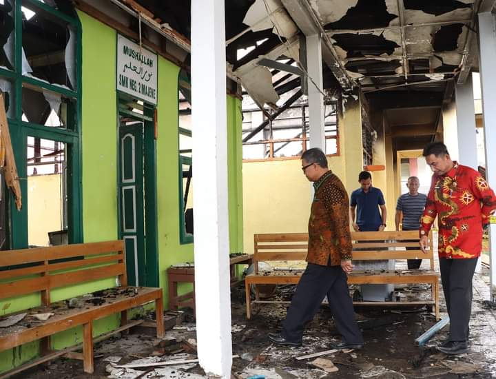 Kadis Dikbud Dampingi Sekprov Sulbar Kunjungi TKP Kebakaran di SMKN 2 Majene