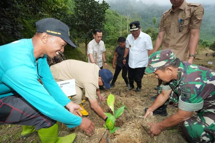 Bersama Warga Setempat, Pj Bahtiar Tanam Pohon Sukun Setiap Kunjungan Kerja