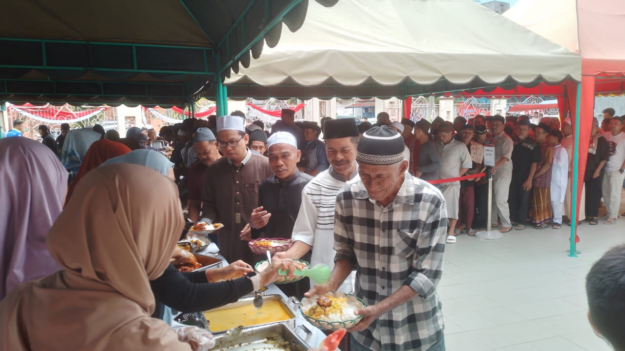 Makin Banyak Diminati, Jumat Berkah Makan Siang Gratis Masjid Raya Diserbu Ribuan Masyarakat 