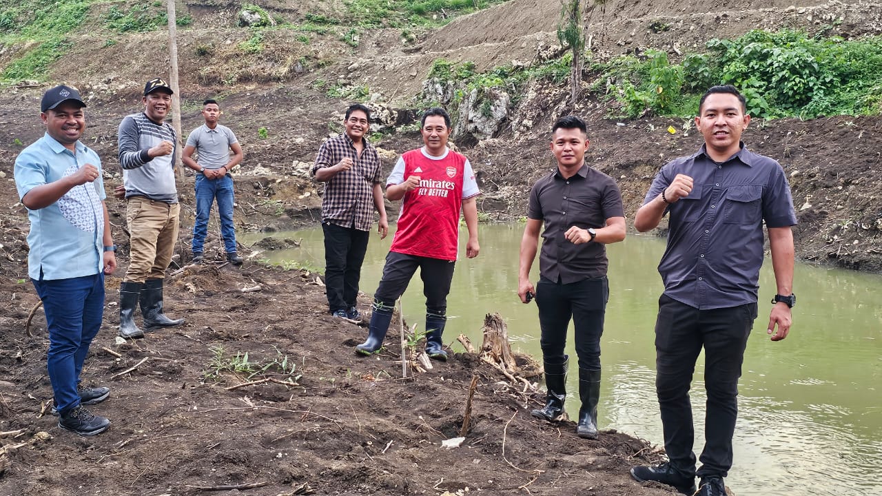 Ditemani Kadis KP dan Karo Umum, Pj Bahtiar Terbar Bibit Kangkung hingga Timun di Area Kolam Nila