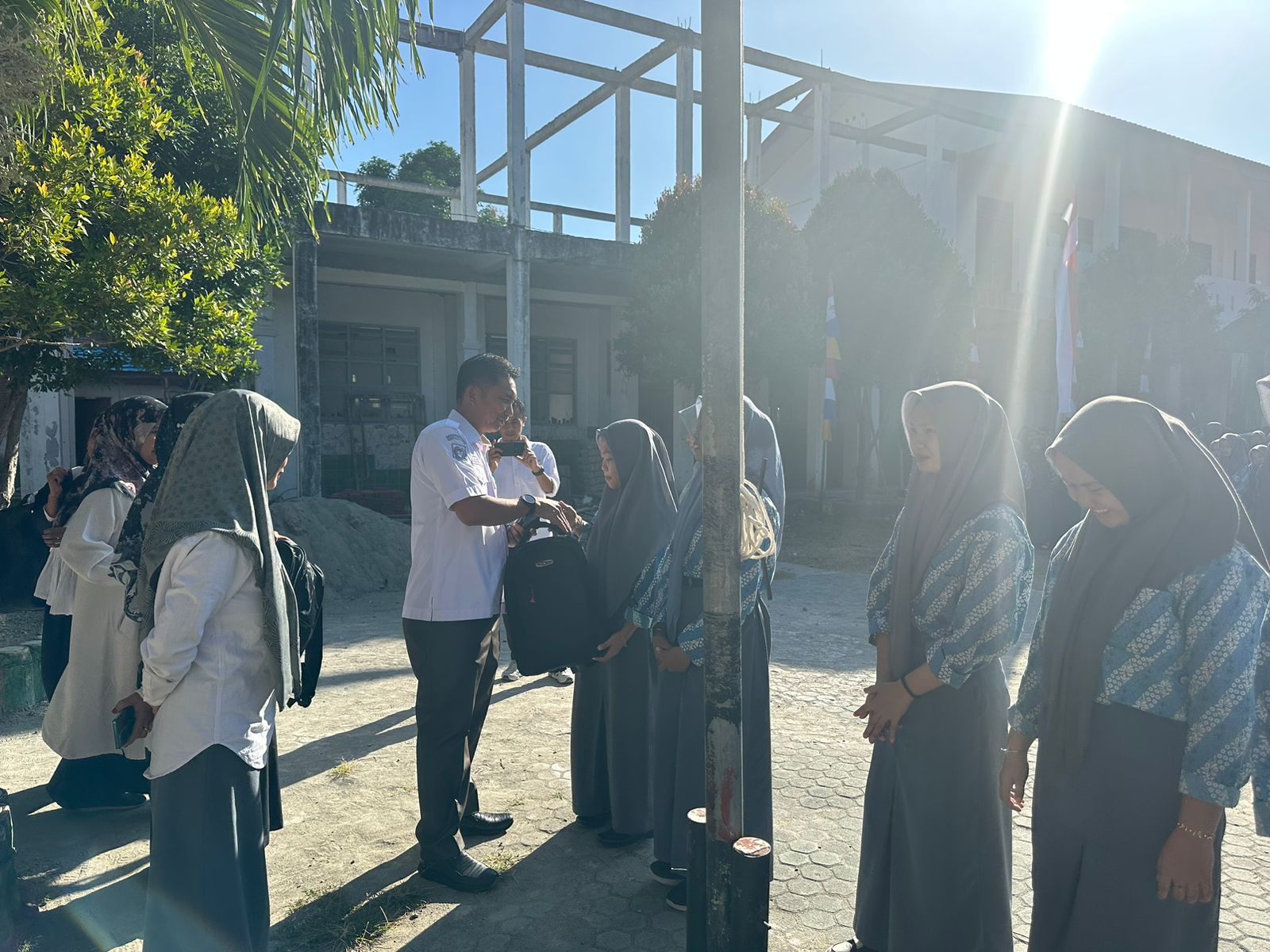 Kadis Dikbud Sulbar Serahkan Bantuan Perlengkapan Sekolah Kepada Siswa Kurang Mampu di SMKN 1 Majene