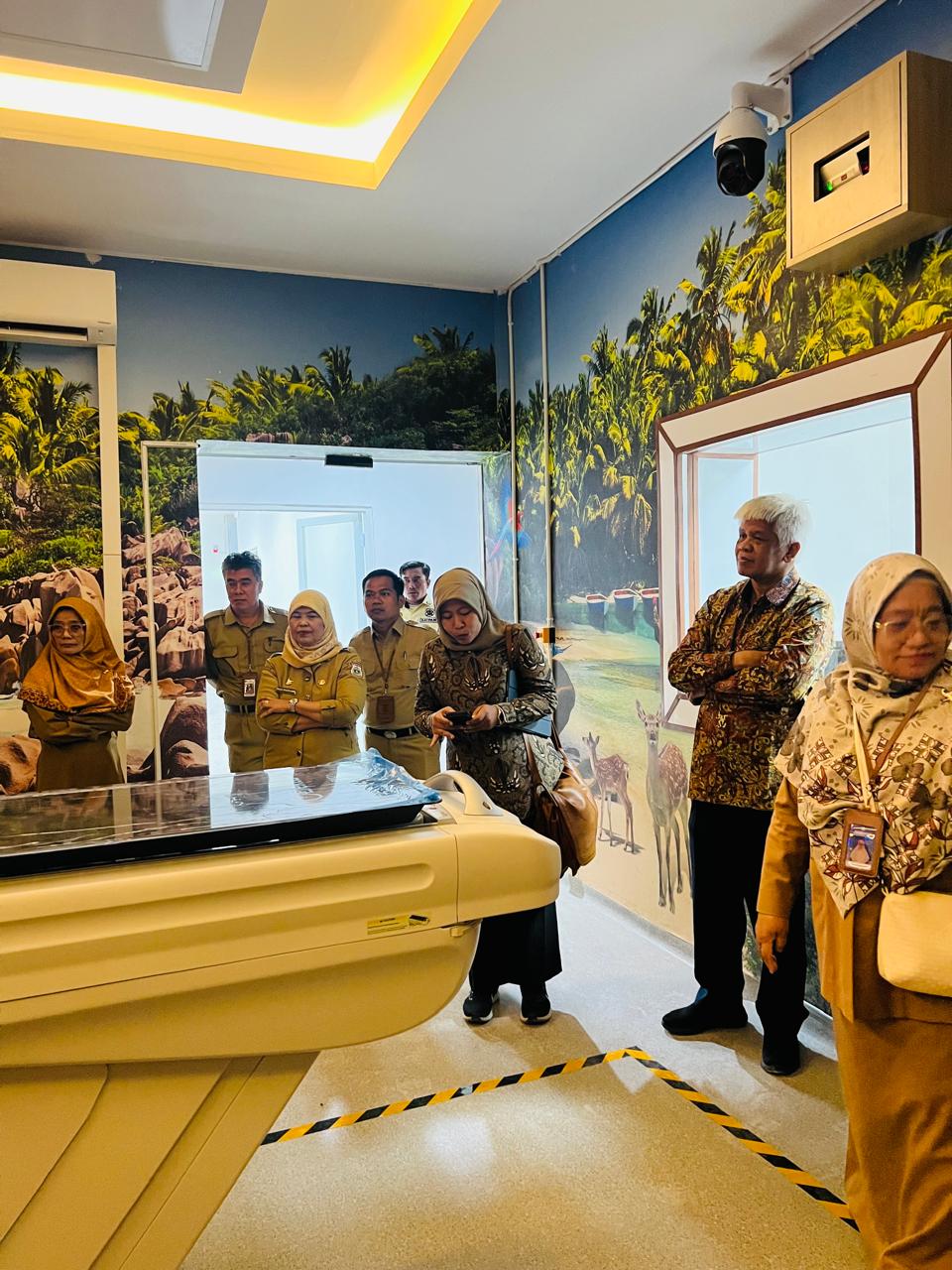 Direktur RSUD Sulbar Dampingi Deputi BAPETEN Tinjau Bunker Linac RSUD Sulbar.