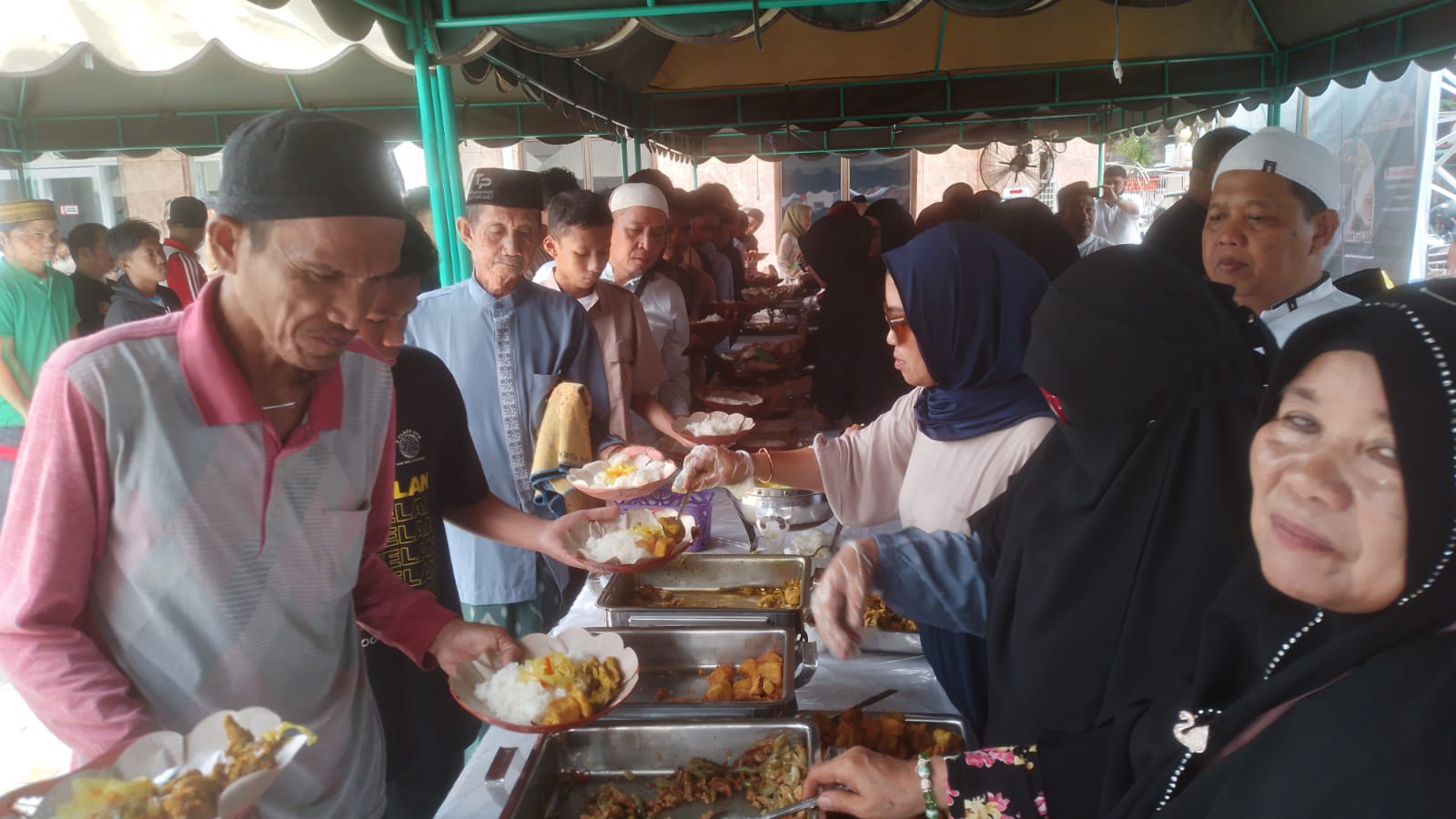 ​​​​​​​Warga Bersyukur Jumat Berkah Masjid Raya, Pejabat dan Masyarakat Berbaur Makan Bersama 