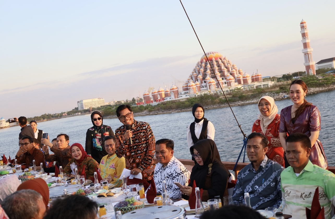 Pj Sekda Makassar Sambut Peserta KIM Fest 2024 dengan Sailing dan Dinner di Atas Phinisi