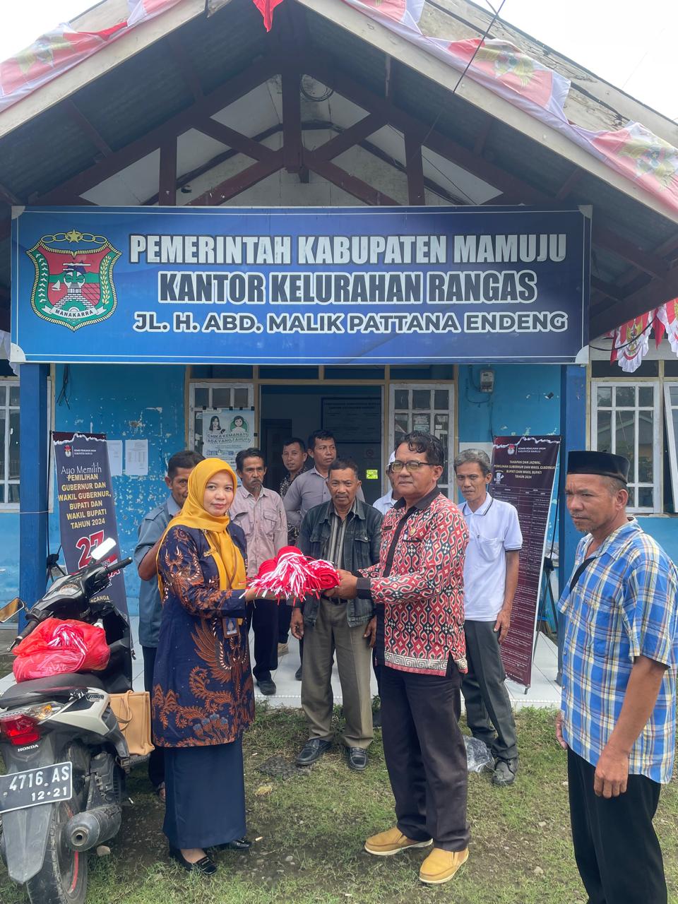 RSUD Sulbar Berbagi Bendera Merah Putih Kepada Masyarakat Kelurahan Rangas Mamuju