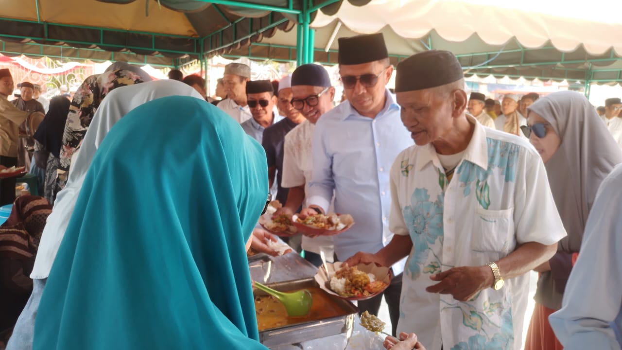 Jumat Berkah Masjid Raya Kembali Diserbu Masyarakat, Pj Wali Kota Akbar Ali Ikut Antre dan Berbaur 