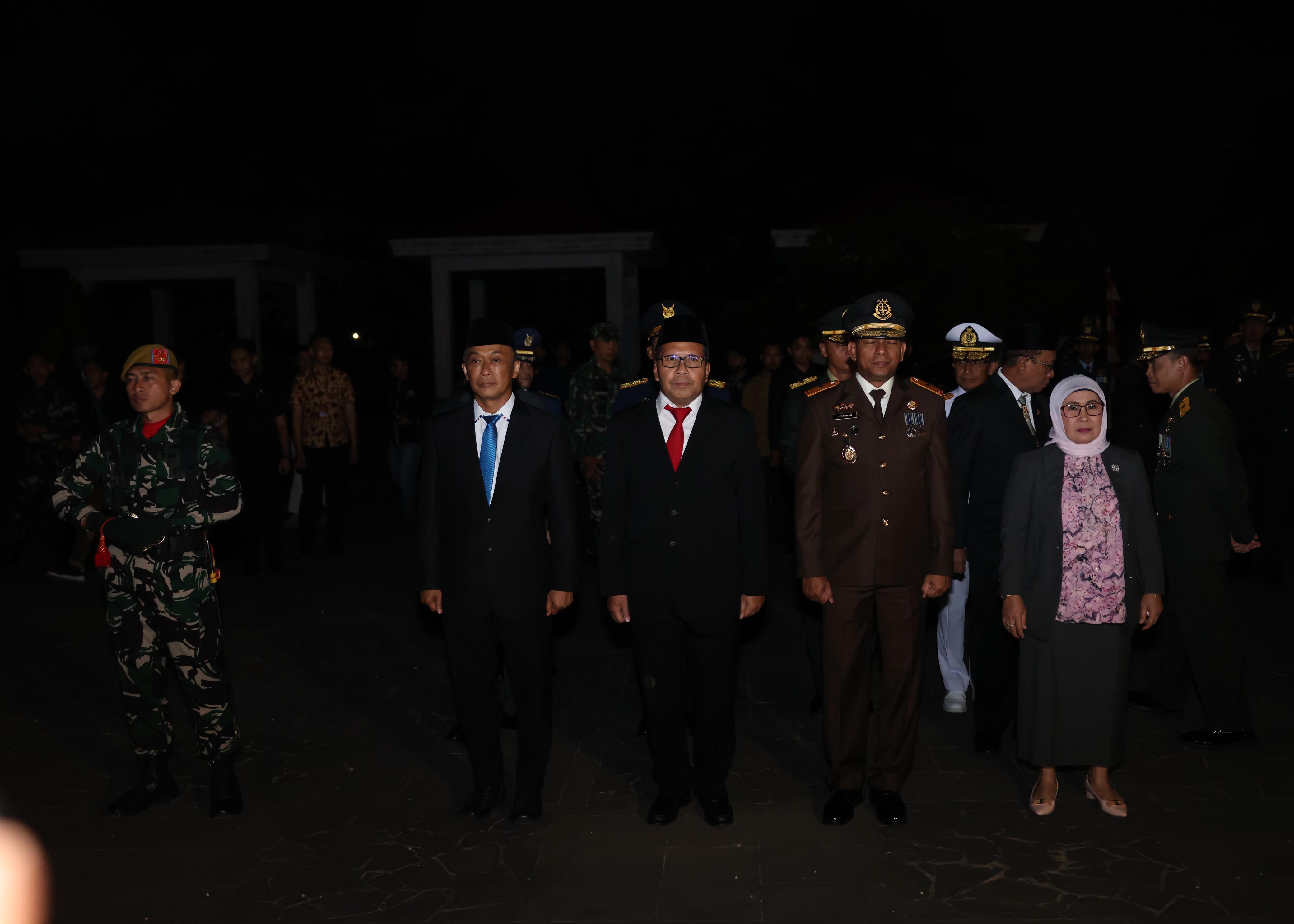 Danny Pomanto Berkhidmat pada Apel Kehormatan dan Renungan Suci di TMP Panaikang