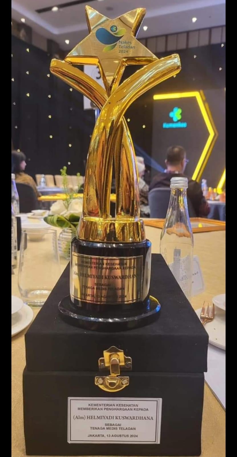 Menkes Beri Penghargaan Tenaga Medis Teladan Tingkat Nasional 2024 Kepada Almarhum Dokter Helmiyadi