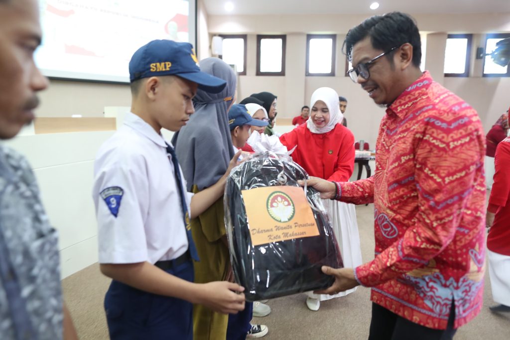 Pj Sekda Apresiasi DWP Makassar Atas Kepeduliannya Terhadap Pendidikan Anak Satgas Kebersihan