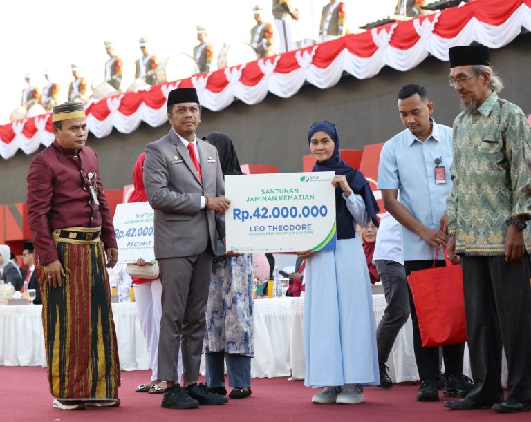 Momen HUT RI ke 79, Pj Sekda Makassar Lewat BPJS Ketenagakerjaan Berikan Santunan Kepada Ahli Waris Pekerja yang Gugur