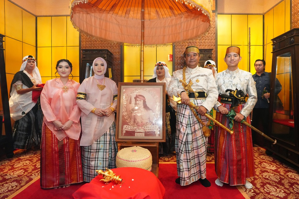Bahtiar Baharuddin Terima Gelar Daeng Mappuji dari Dewan Adat Saoraja Bone, Lambang Pemimpin Penuh Cinta
